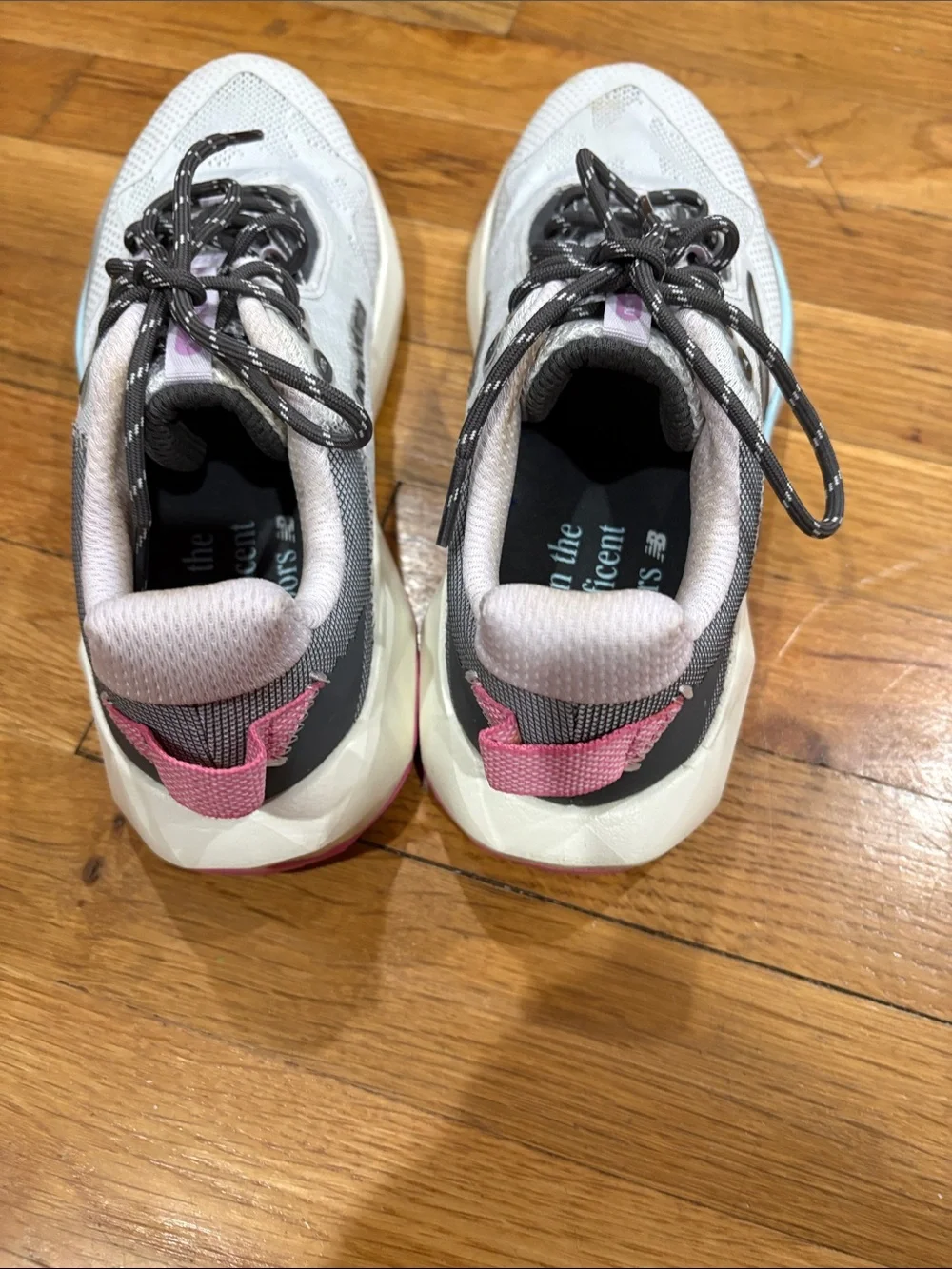 New Balance Women’s White & Pink Athletic Running Sneakers size 8